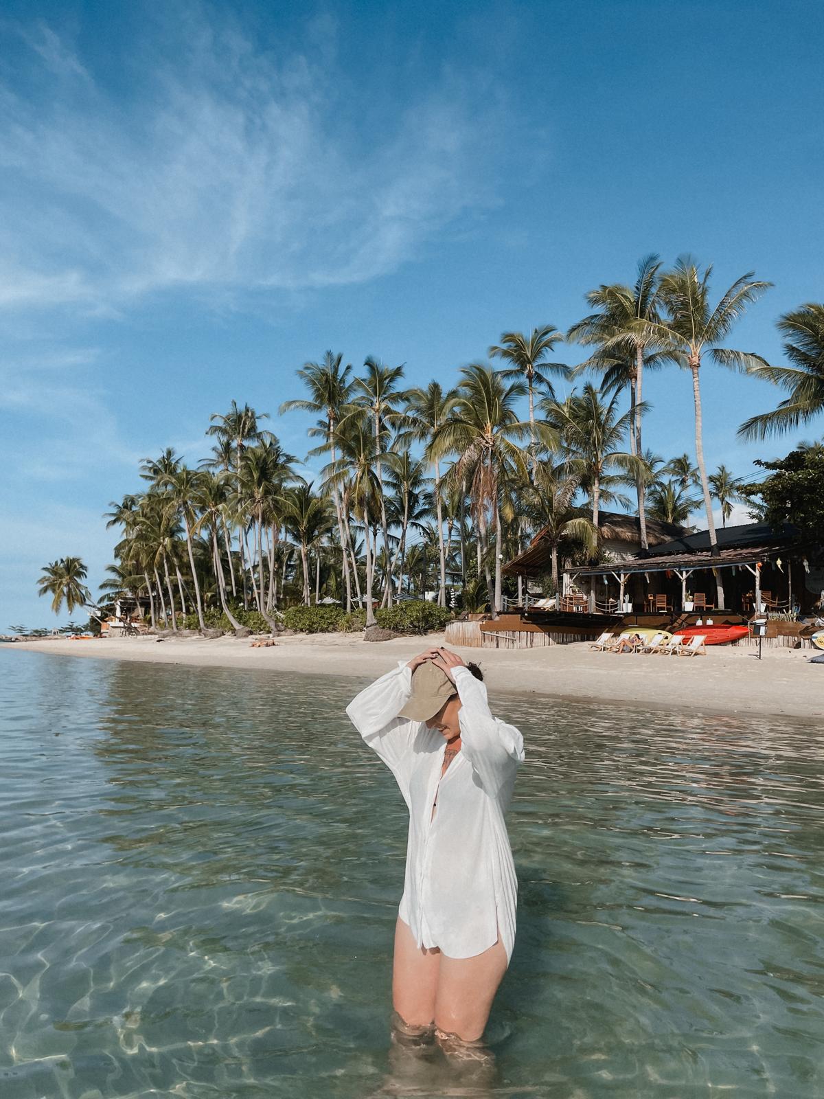 Maenam Beach dyllischer Blick auf den Maenam Beach auf Koh Samui: Feiner, goldener Sand, gesäumt von Palmen, die sich über das türkisfarbene Wasser neigen
