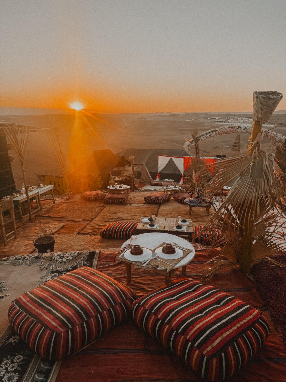 Agafay Wüste Wüstencamp in der Agafay-Wüste bei Sonnenuntergang