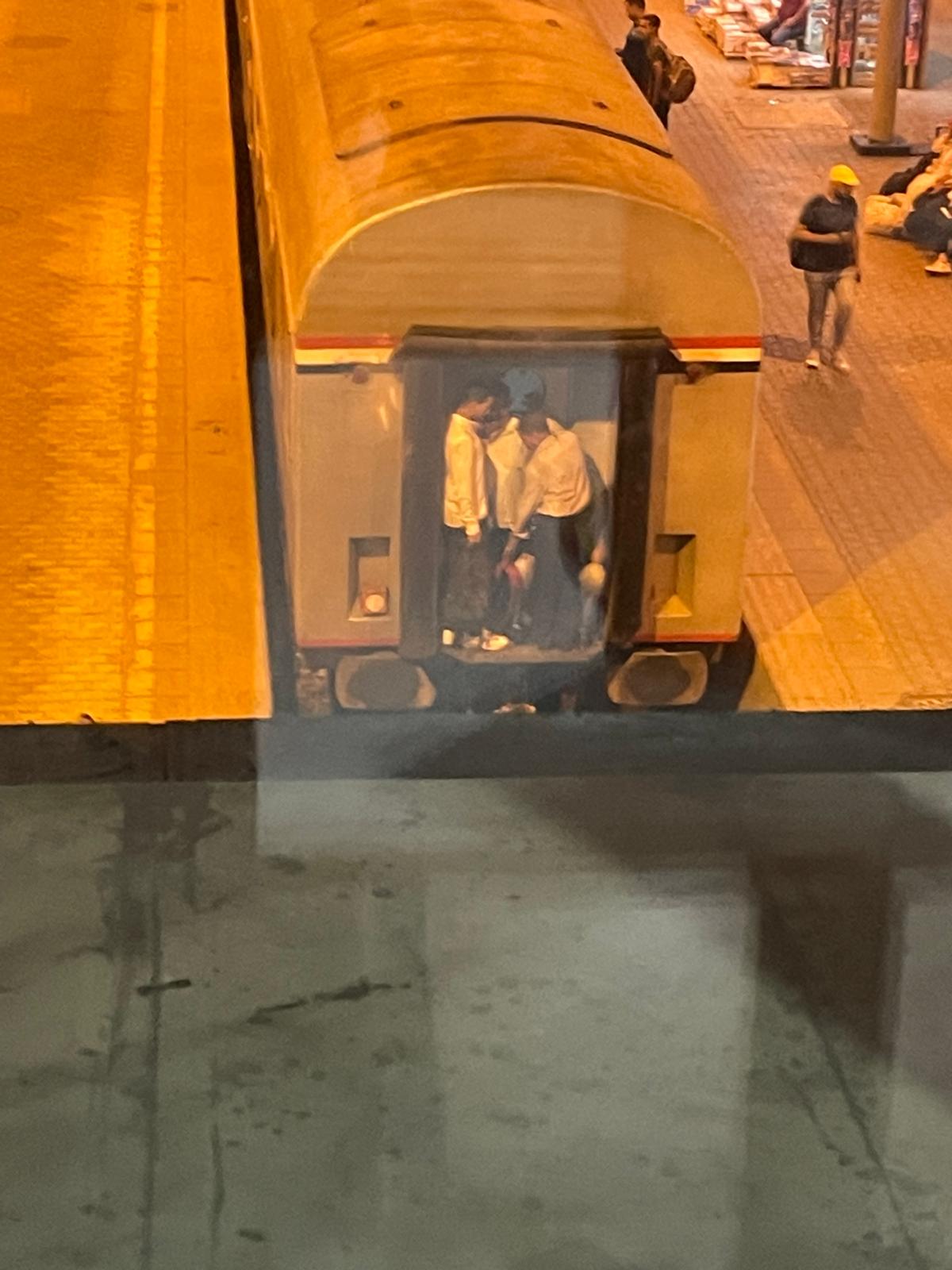 Zug Luxor. Männer fahren ohne Ticket mit