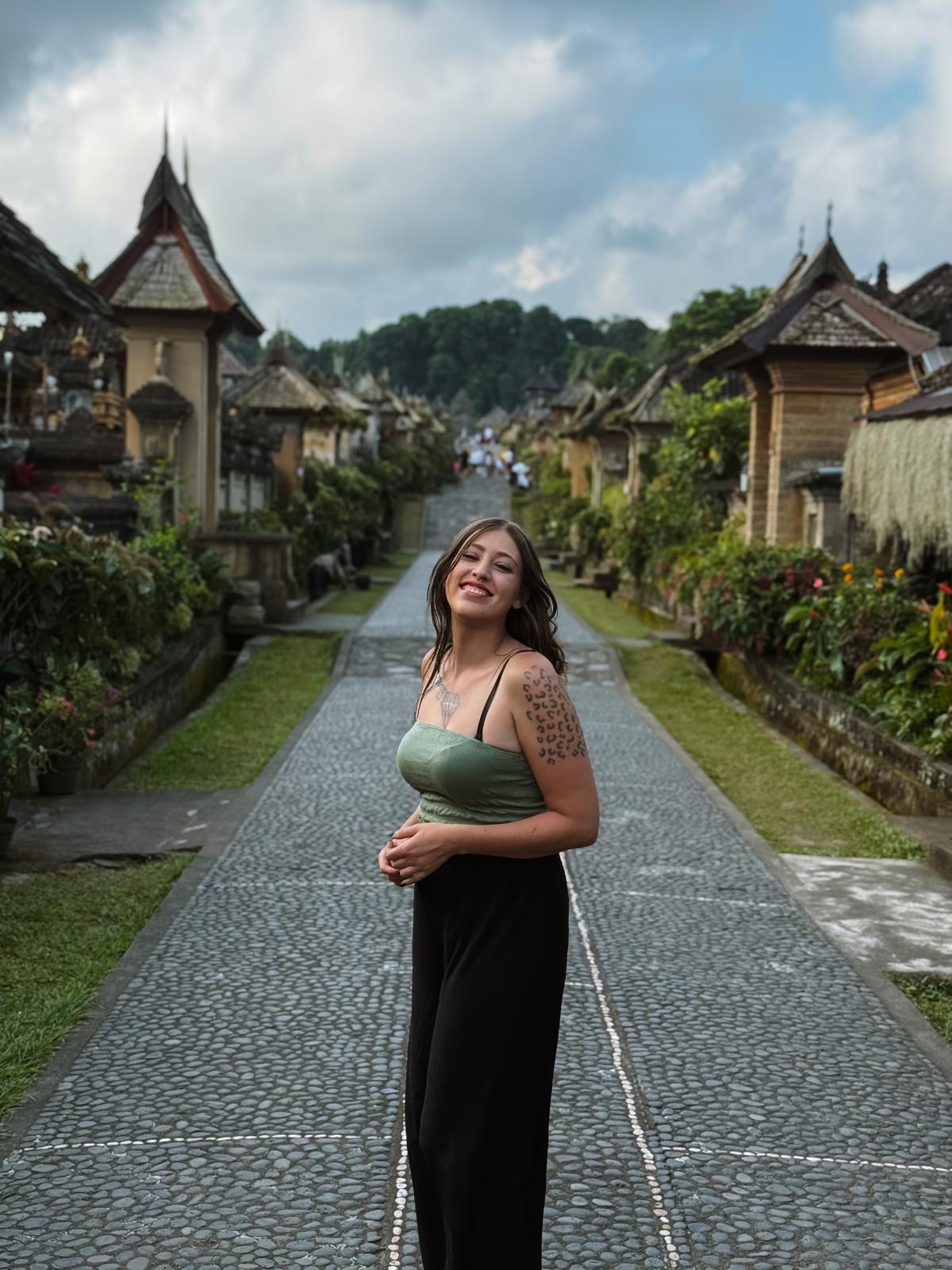 Bali Zwei bunte Cocktails in der Hand, mit Blick auf einen sonnigen Strand und das glitzernde Meer – pure Entspannung im tropischen Paradies.
